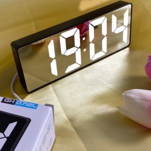 Digitalni sat sa LED displejem na ogledalnom displeju